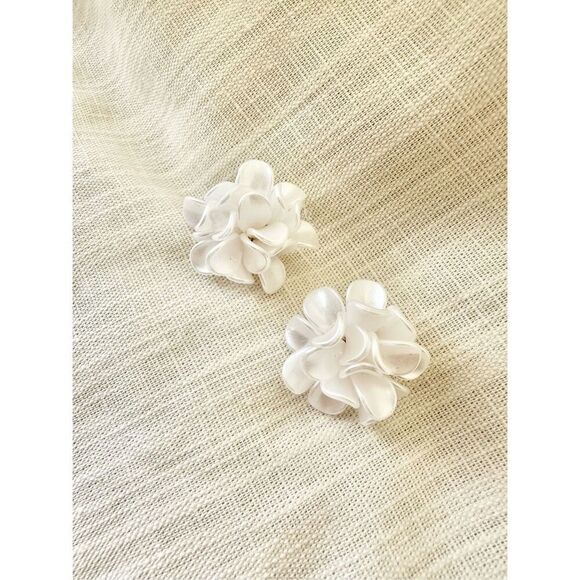 White pearlescent flower stud earrings ￼ - Picture 4 of 4
